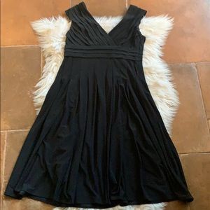 Jones New York black v-neck empire waist knee-length evening dress size 10